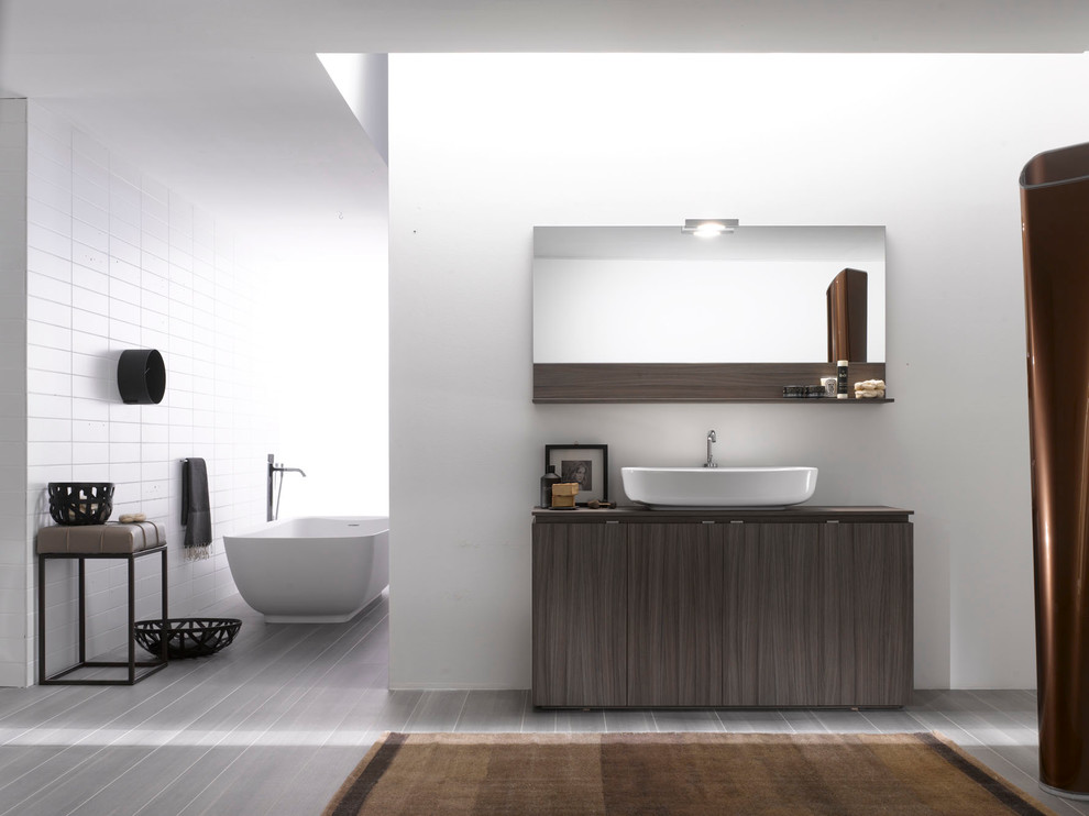 Idée de décoration pour une salle de bain minimaliste en bois foncé de taille moyenne avec un placard à porte plane, un carrelage blanc, des carreaux de céramique, un mur blanc et un sol en carrelage de céramique.