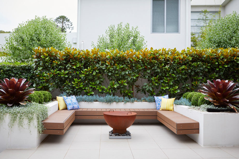 Стильный дизайн: двор среднего размера на заднем дворе в современном стиле - последний тренд