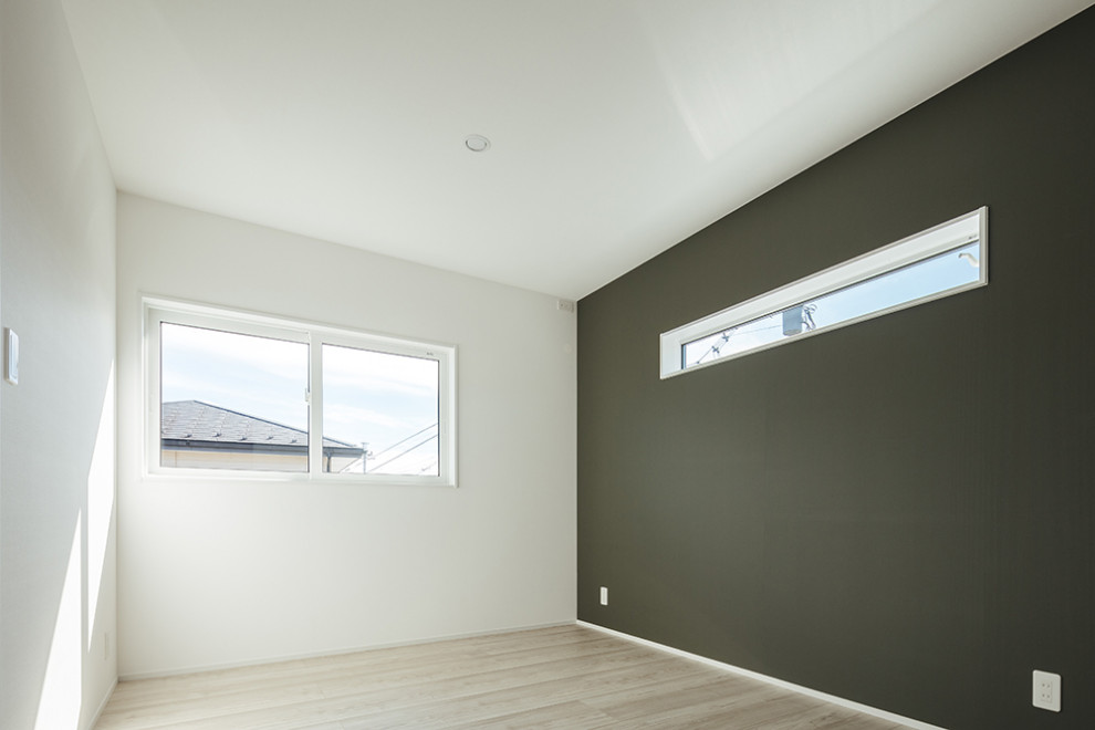 Mittelgroßes Hauptschlafzimmer mit grüner Wandfarbe, hellem Holzboden, beigem Boden, Tapetendecke und Tapetenwänden in Sonstige