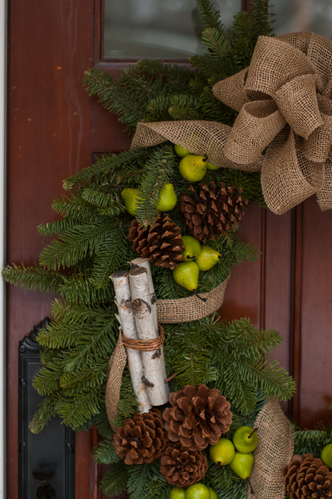 Inspiration for a traditional front yard landscaping in Boston for winter.