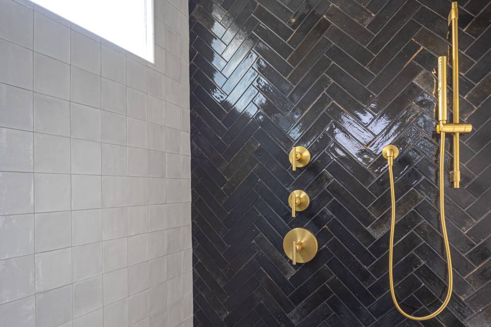 Example of a classic bathroom design in Raleigh