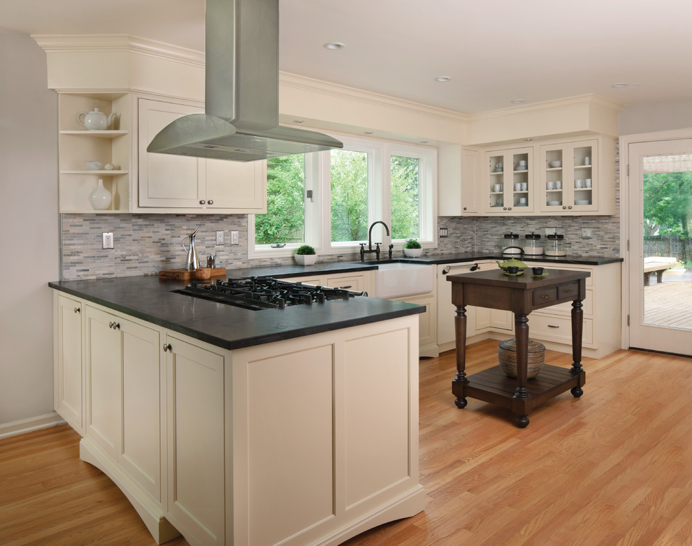 Example of a transitional kitchen design in Detroit
