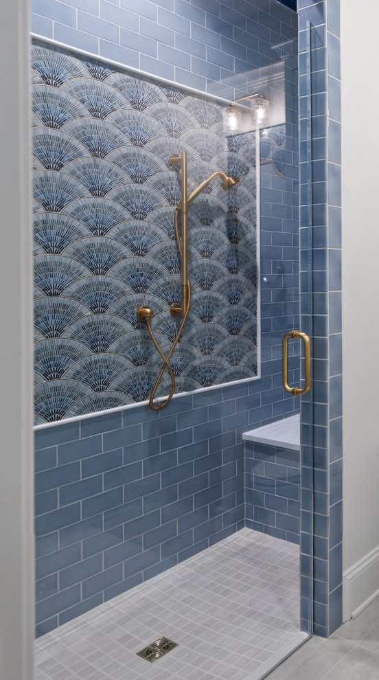 Esempio di una stanza da bagno stile marino con porta doccia a battente e panca da doccia