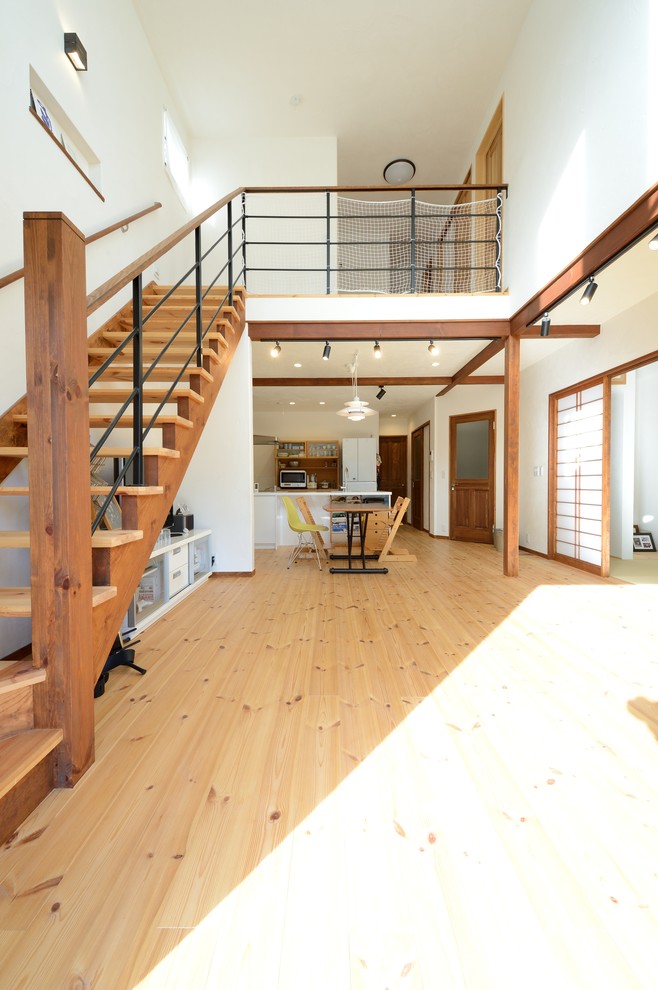 名古屋にあるアジアンスタイルのおしゃれなLDK (白い壁、淡色無垢フローリング、暖炉なし、据え置き型テレビ) の写真