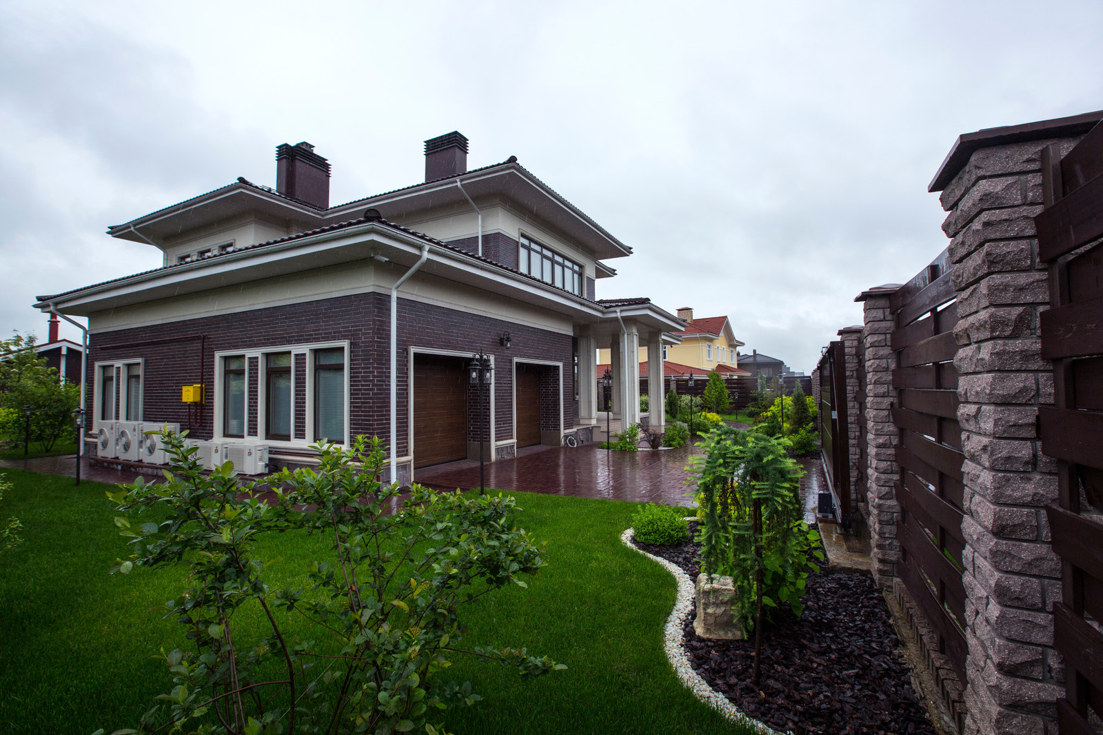 Дом с камином в бежевой гамме