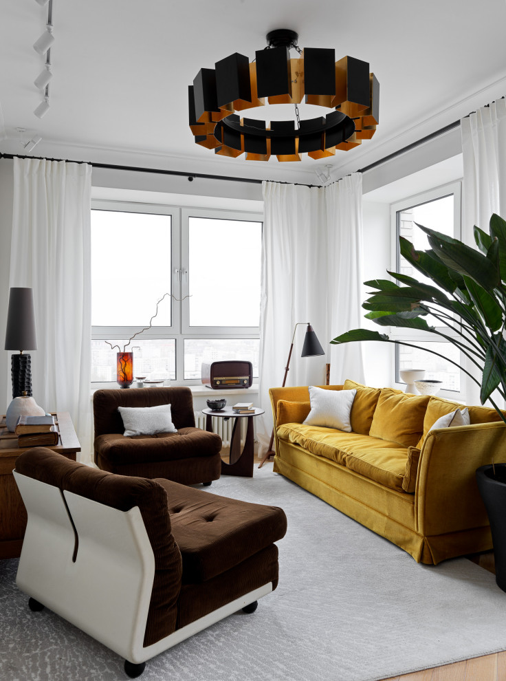 Idee per un grande soggiorno moderno con libreria, pareti bianche, pavimento in legno massello medio, pavimento beige e TV a parete
