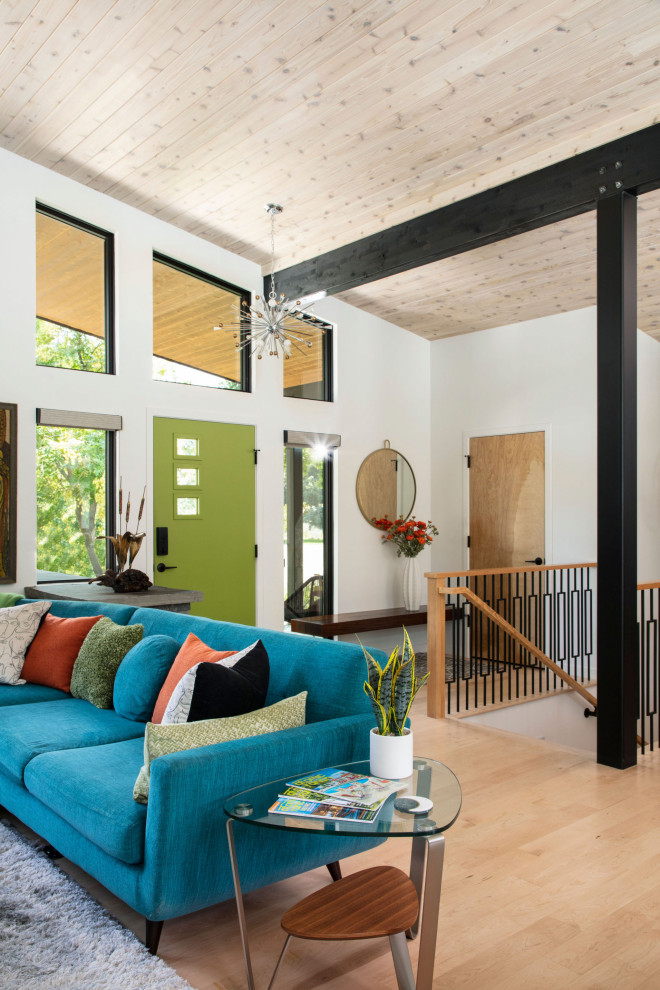 デンバーにあるミッドセンチュリースタイルのおしゃれな玄関 (茶色い壁、淡色無垢フローリング、緑のドア、ベージュの床、板張り天井) の写真
