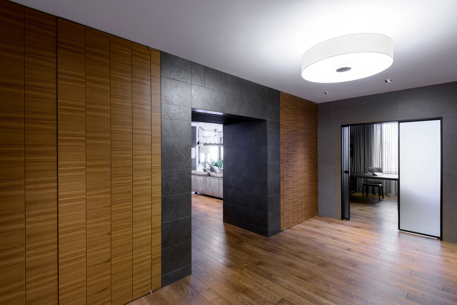 Массивная доска "BEARMADE" в брутальной квартире по проекту Риты Лессинг