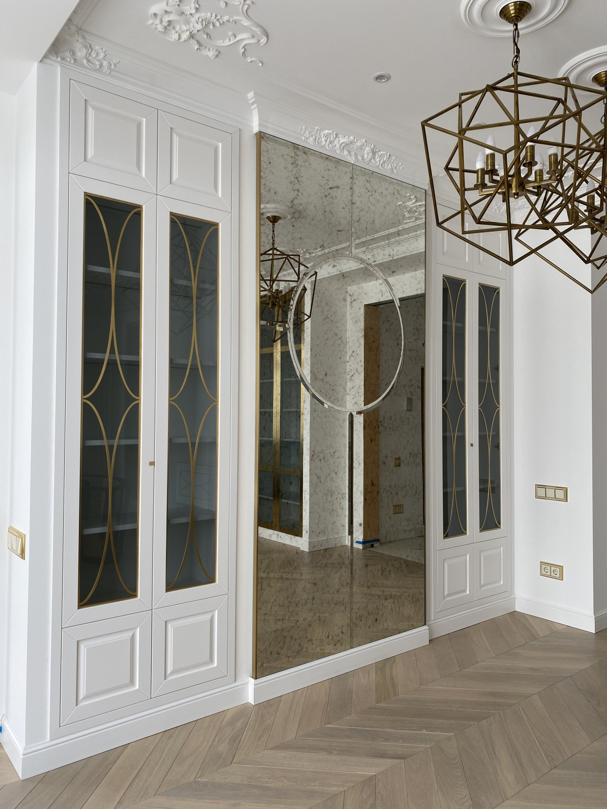 Витрины. Зеркальное панно.