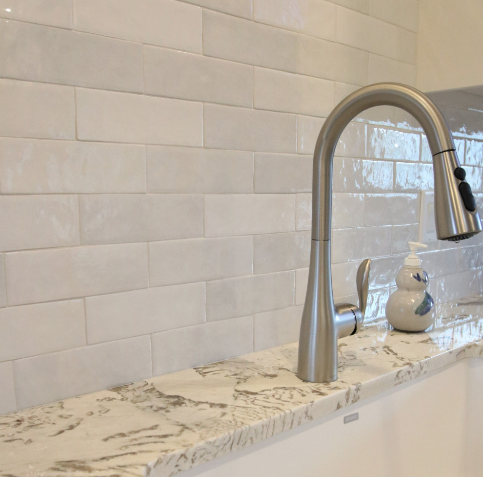 Mid-sized eat-in kitchen photo with white backsplash and ceramic backsplash