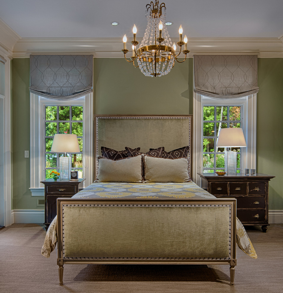 На фото: большая хозяйская спальня в стиле рустика с зелеными стенами, ковровым покрытием и бежевым полом с