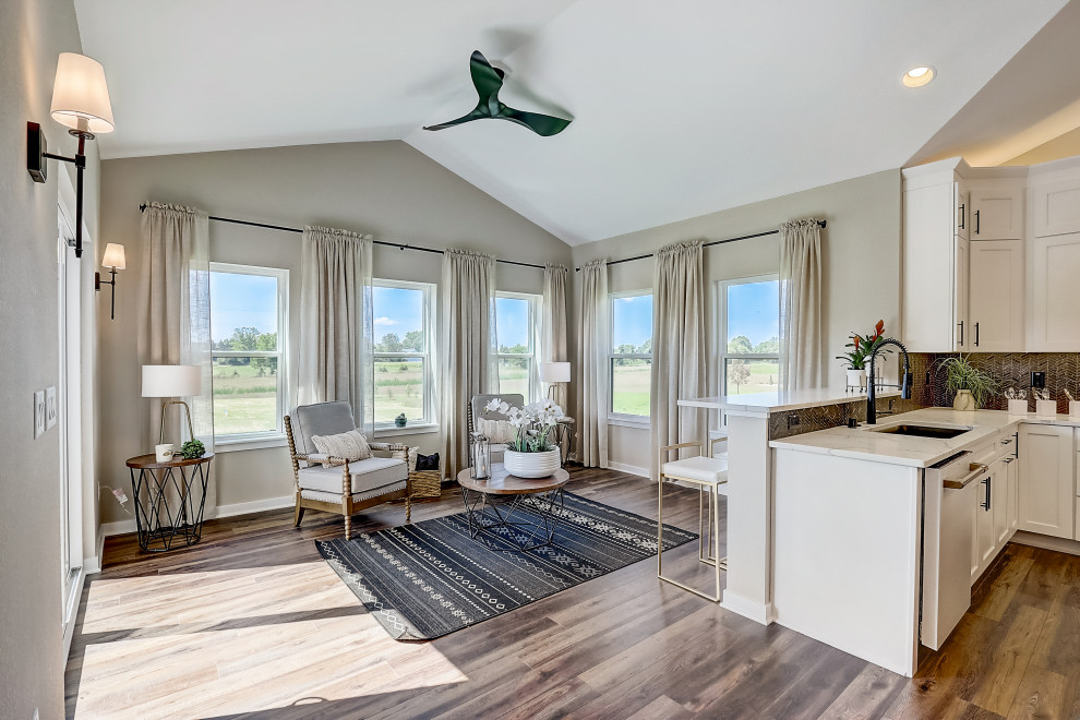 Transitional home design photo in Milwaukee