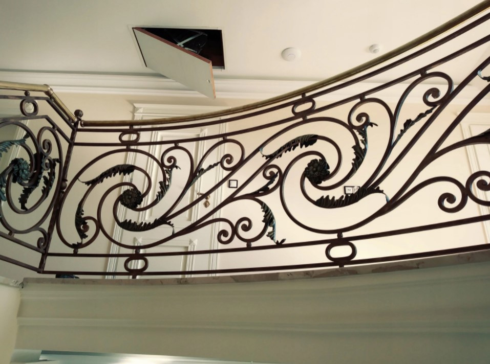Кованые перила с бронзовым патинированием