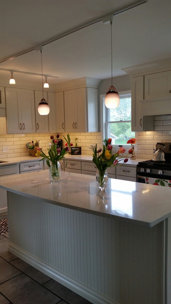 Medium sized rural l-shaped kitchen/diner in Grand Rapids with a submerged sink, shaker cabinets, white cabinets, engineered stone countertops, white splashback, metro tiled splashback, coloured appliances, ceramic flooring, an island, grey floors and white worktops.