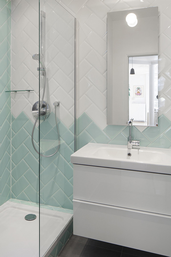 Idee per una stanza da bagno padronale design di medie dimensioni con vasca da incasso e piastrelle blu