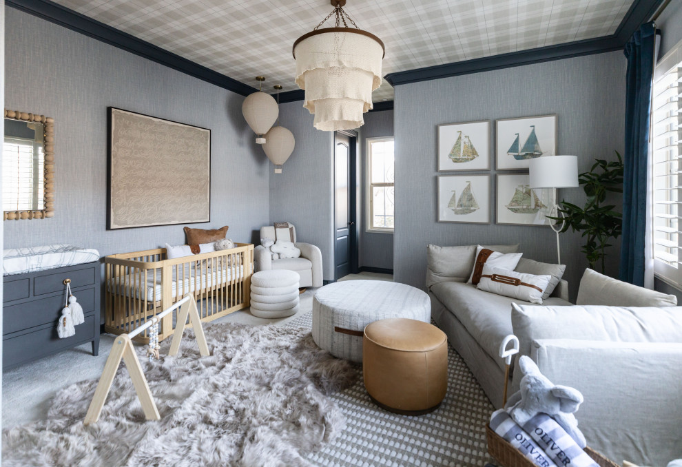 Esempio di una grande cameretta per neonato stile marinaro con pareti blu, moquette, pavimento beige, soffitto in carta da parati e carta da parati