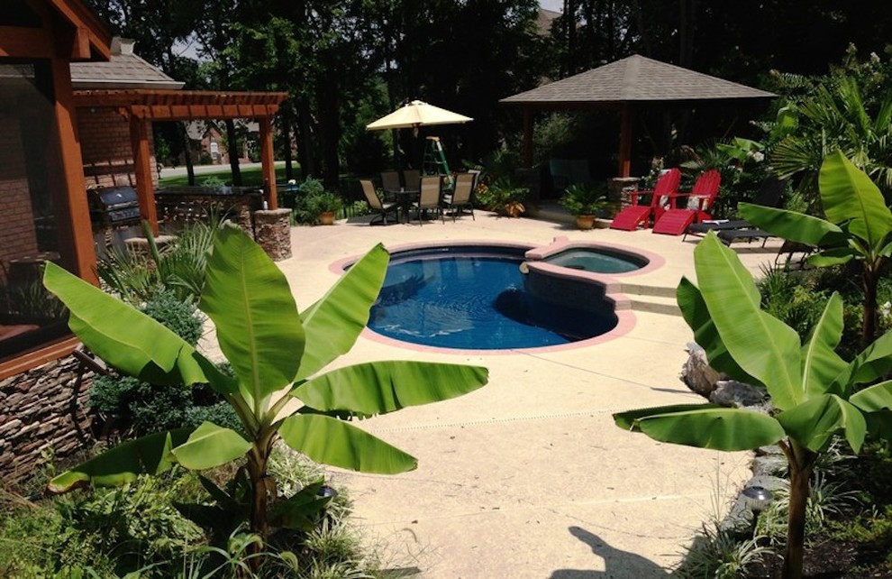 Example of a mid-sized transitional backyard concrete paver and custom-shaped hot tub design in Nashville