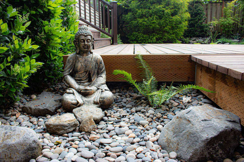 Design ideas for a small asian backyard shaded garden for summer in Portland with with privacy feature and river rock.