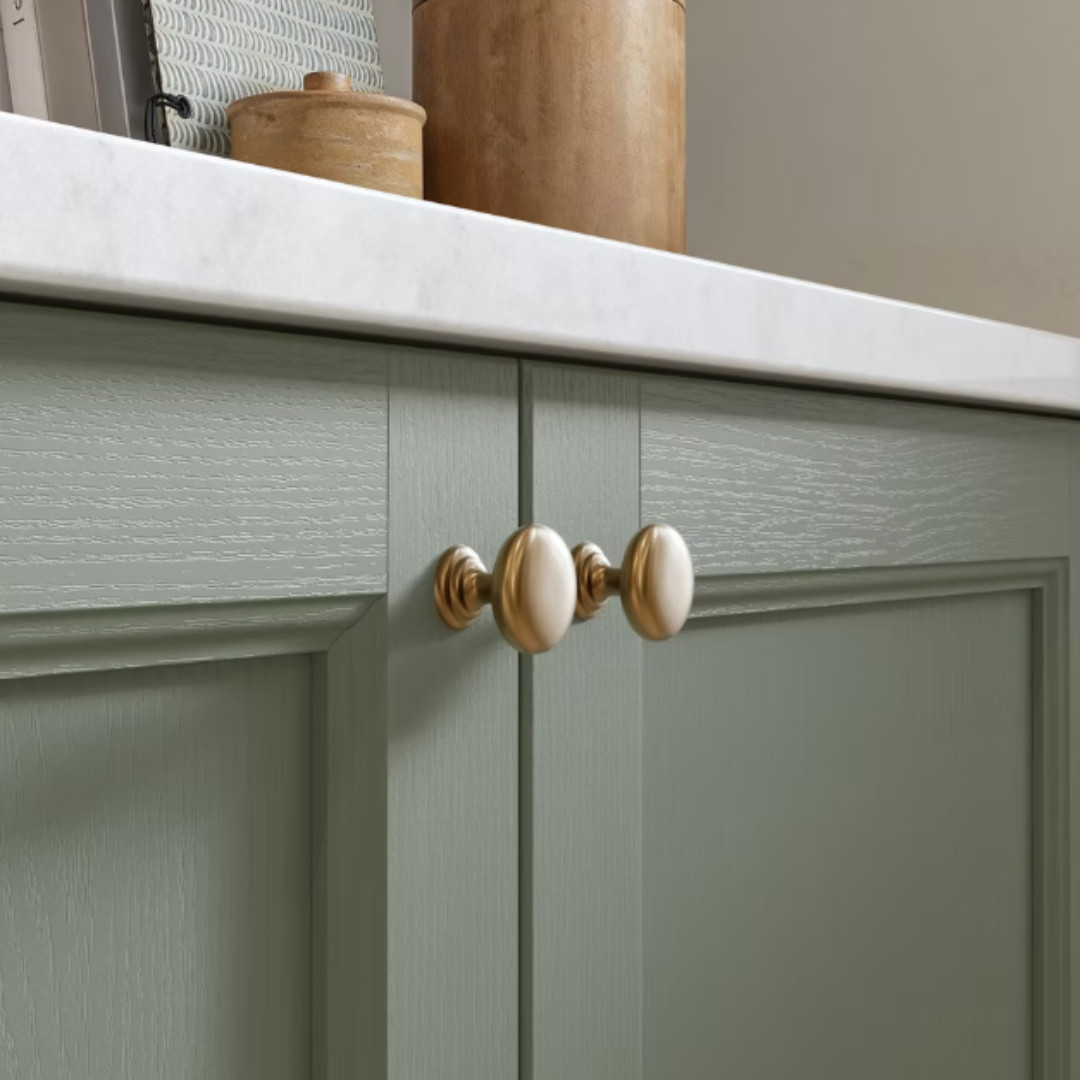 Classic 5-piece wrapped shaker kitchen showcasing timeless style and durable finish, popular in Hinckley and other traditional Leicestershire homes.
