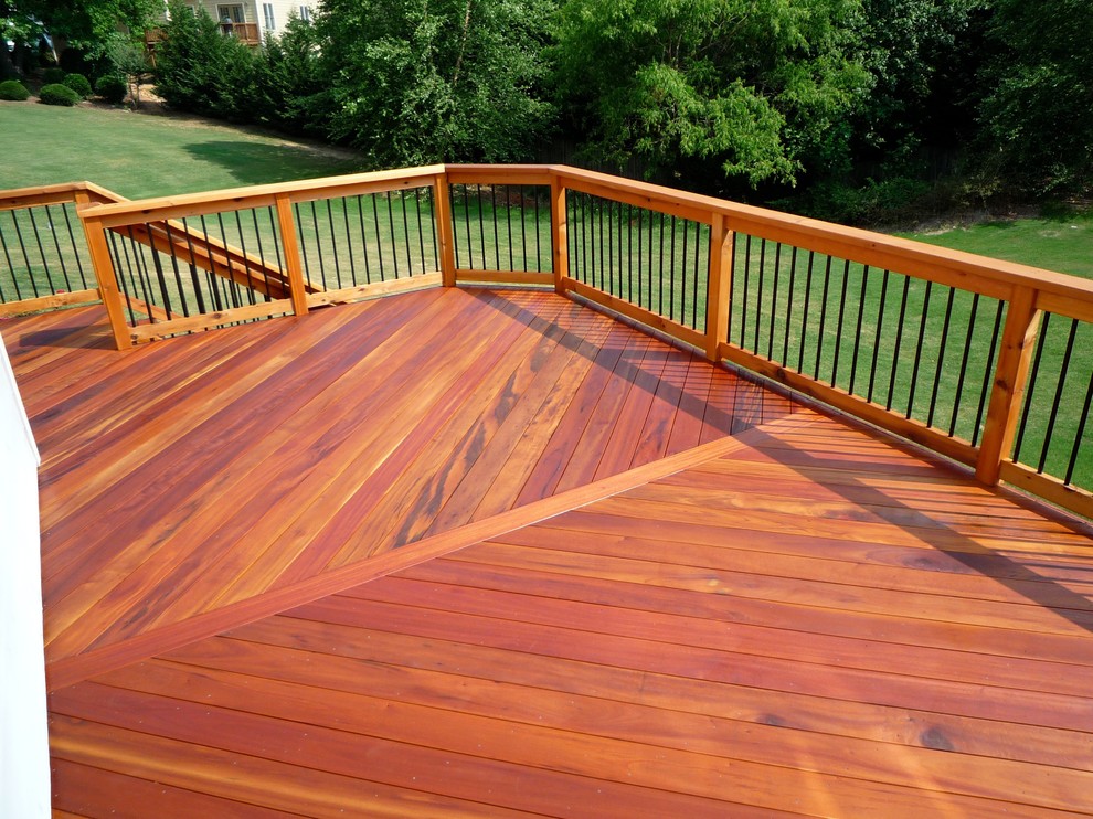 Inspiration for a mid-sized traditional backyard deck in Atlanta.