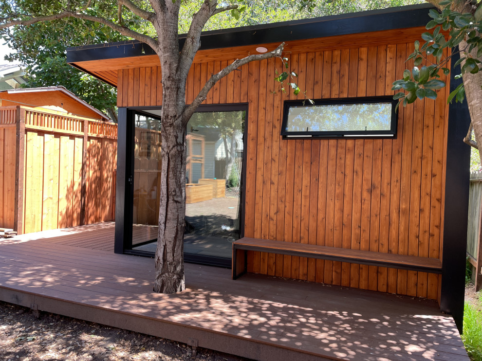 Стильный дизайн: маленький кабинет в стиле модернизм с белыми стенами, полом из винила, отдельно стоящим рабочим столом и серым полом для на участке и в саду - последний тренд