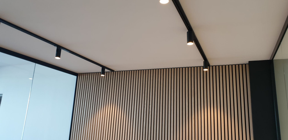 Habillage murs et plafonds en tasseaux de bois acoustiques