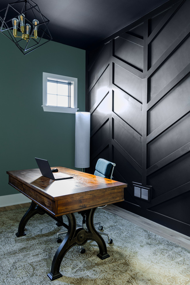 Imagen de despacho contemporáneo de tamaño medio sin chimenea con paredes verdes, suelo de madera clara, escritorio independiente, suelo marrón y panelado