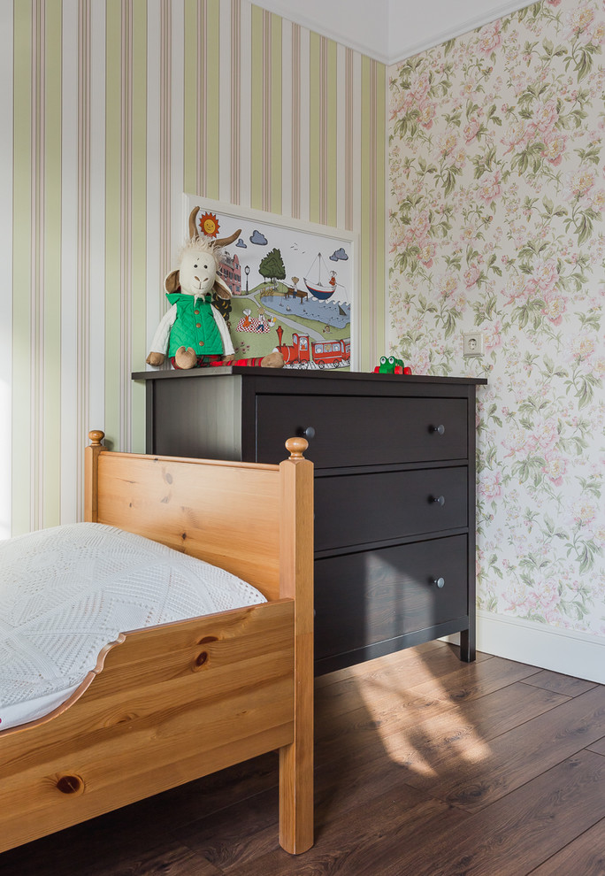 Mid-sized traditional kids' bedroom in Moscow with multi-coloured walls, dark hardwood floors and brown floor for kids 4-10 years old and girls.
