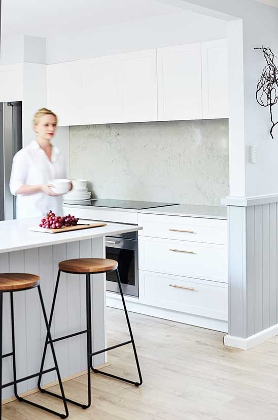 Small modern u-shaped eat-in kitchen in Sydney with shaker cabinets, white cabinets, quartz benchtops, grey splashback, a peninsula and grey benchtop.
