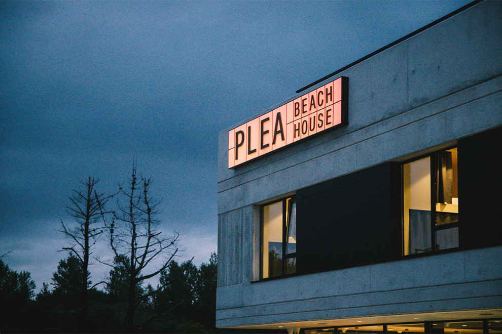 Cette image montre une grande façade de maison minimaliste à trois étages et plus avec un revêtement mixte.