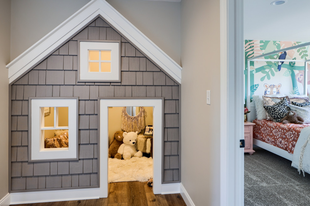 Cette image montre une chambre d'enfant de 4 à 10 ans traditionnelle avec un mur beige, un sol en bois brun et un sol marron.