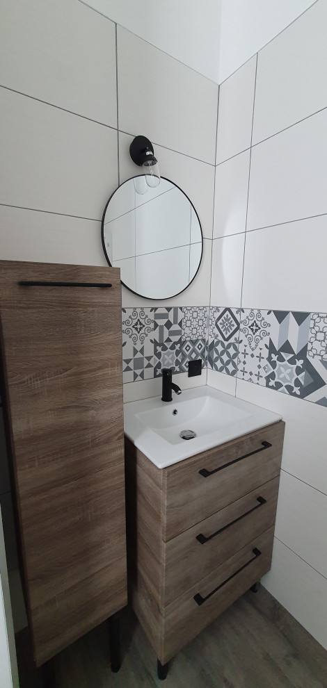Imagen de cuarto de baño único y de pie tradicional renovado de tamaño medio con puertas de armario de madera en tonos medios, baldosas y/o azulejos blancas y negros, aseo y ducha, lavabo sobreencimera y encimeras blancas