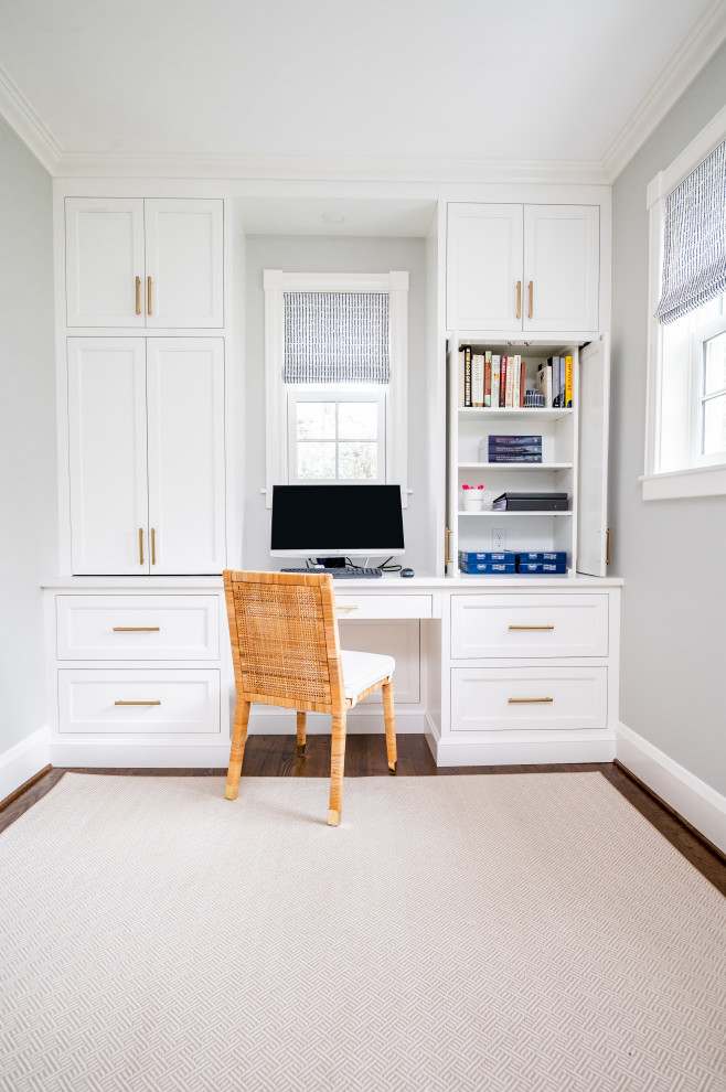 Esempio di un ufficio tradizionale con pareti grigie, parquet scuro, scrivania incassata e pavimento beige