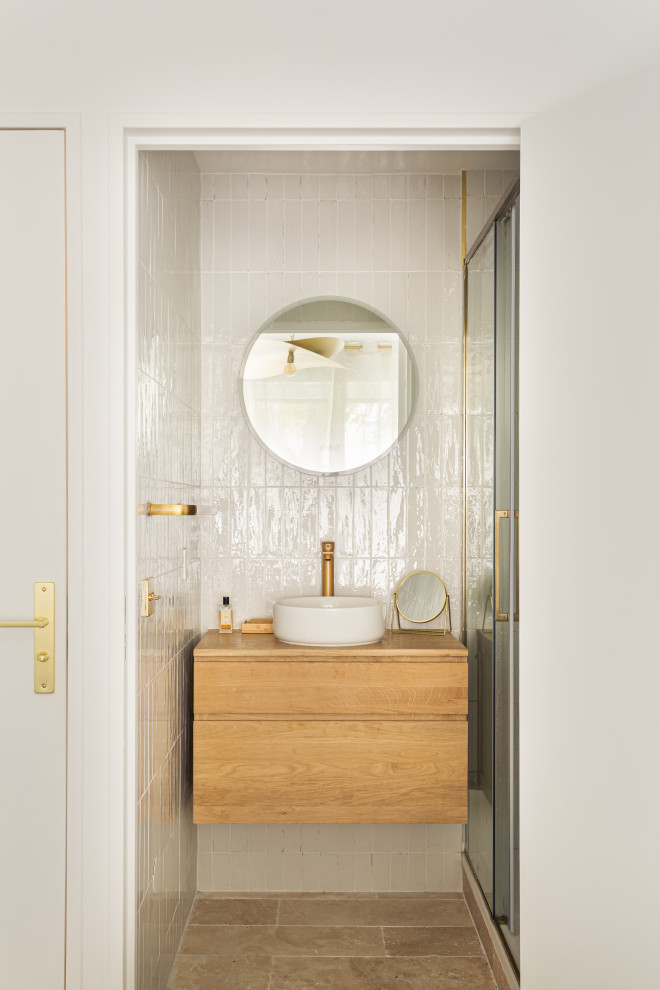 Пример оригинального дизайна: маленькая ванная комната в современном стиле с душевой кабиной для на участке и в саду
