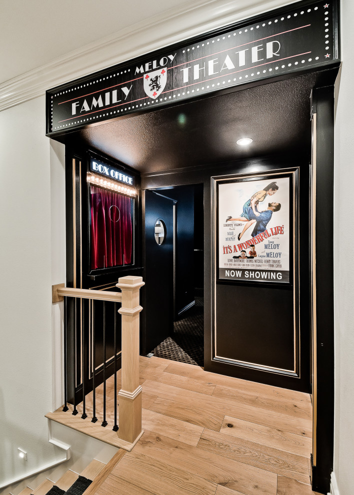 Пример оригинального дизайна: большой изолированный домашний кинотеатр в стиле неоклассика (современная классика) с черными стенами, ковровым покрытием, телевизором на стене и черным полом
