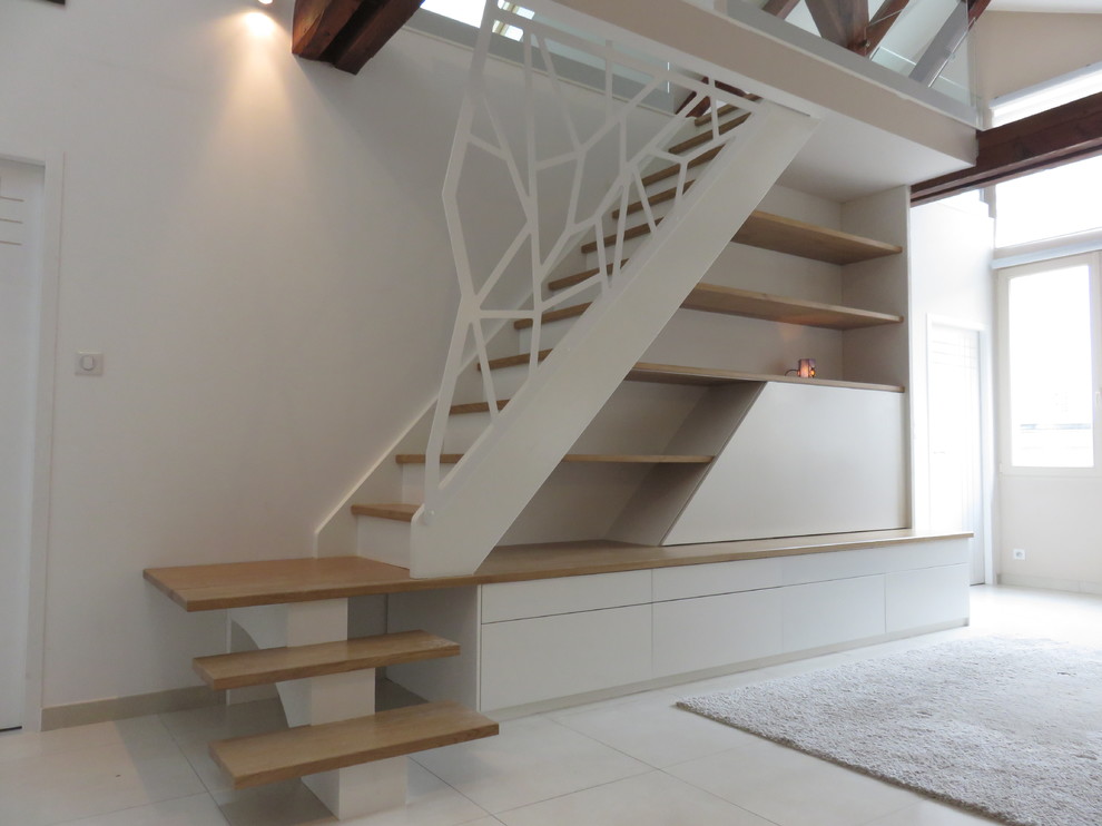 Réalisation d'un escalier design de taille moyenne.