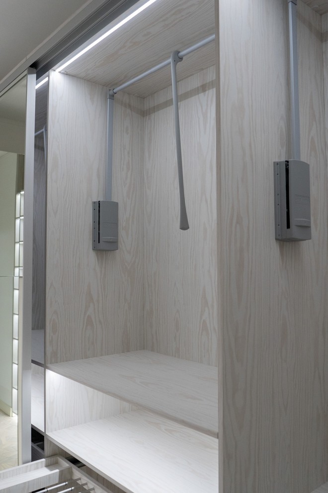 Гардеробная raumplus с LED-подсветкой, брючницами и пантографами