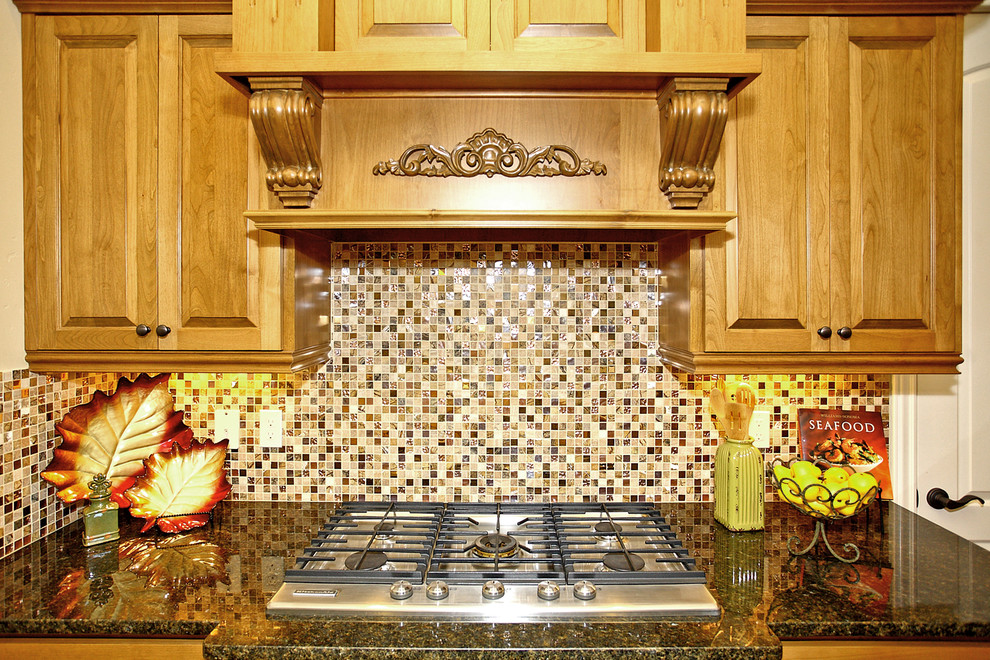 Example of a transitional home design design in Boise