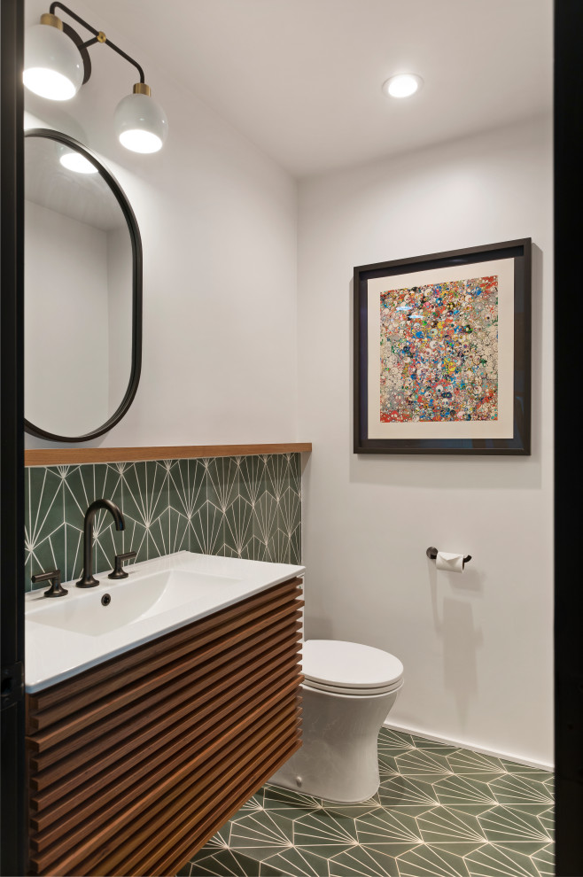 Kleine Moderne Gästetoilette mit hellbraunen Holzschränken, Bidet, grünen Fliesen, Zementfliesen, integriertem Waschbecken, grünem Boden und schwebendem Waschtisch in Los Angeles