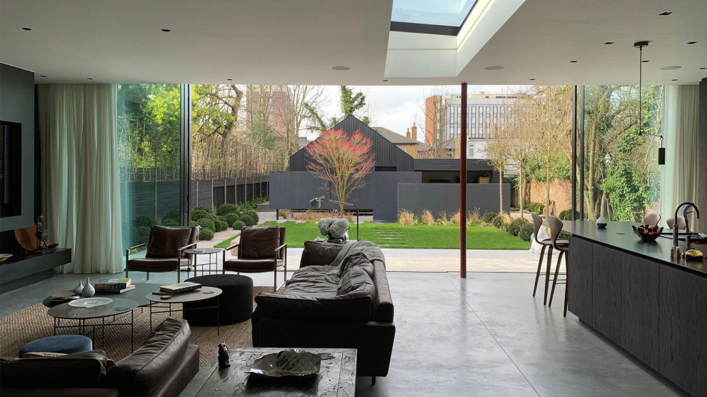 Mittelgroßes, Offenes Modernes Heimkino mit grauer Wandfarbe, Betonboden, Multimediawand und grauem Boden in London