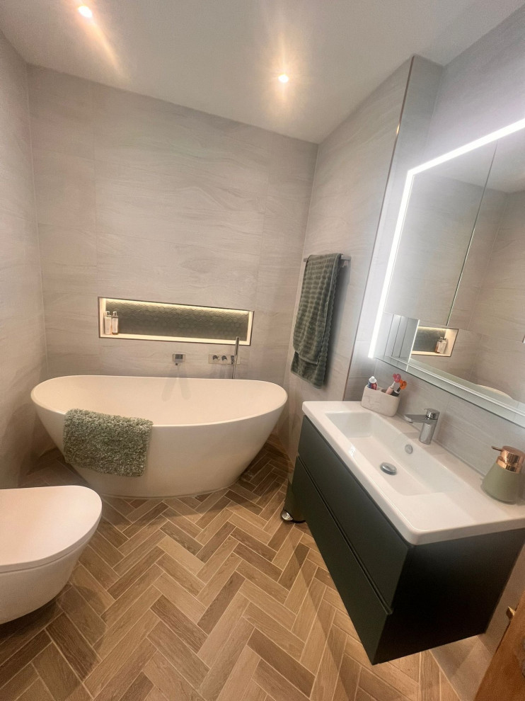 Источник вдохновения для домашнего уюта: ванная комната среднего размера в стиле модернизм с угловым душем, инсталляцией, серой плиткой, серыми стенами, монолитной раковиной, коричневым полом, душем с распашными дверями, тумбой под одну раковину и подвесной тумбой