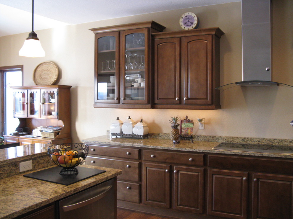 Example of a transitional kitchen design in Milwaukee