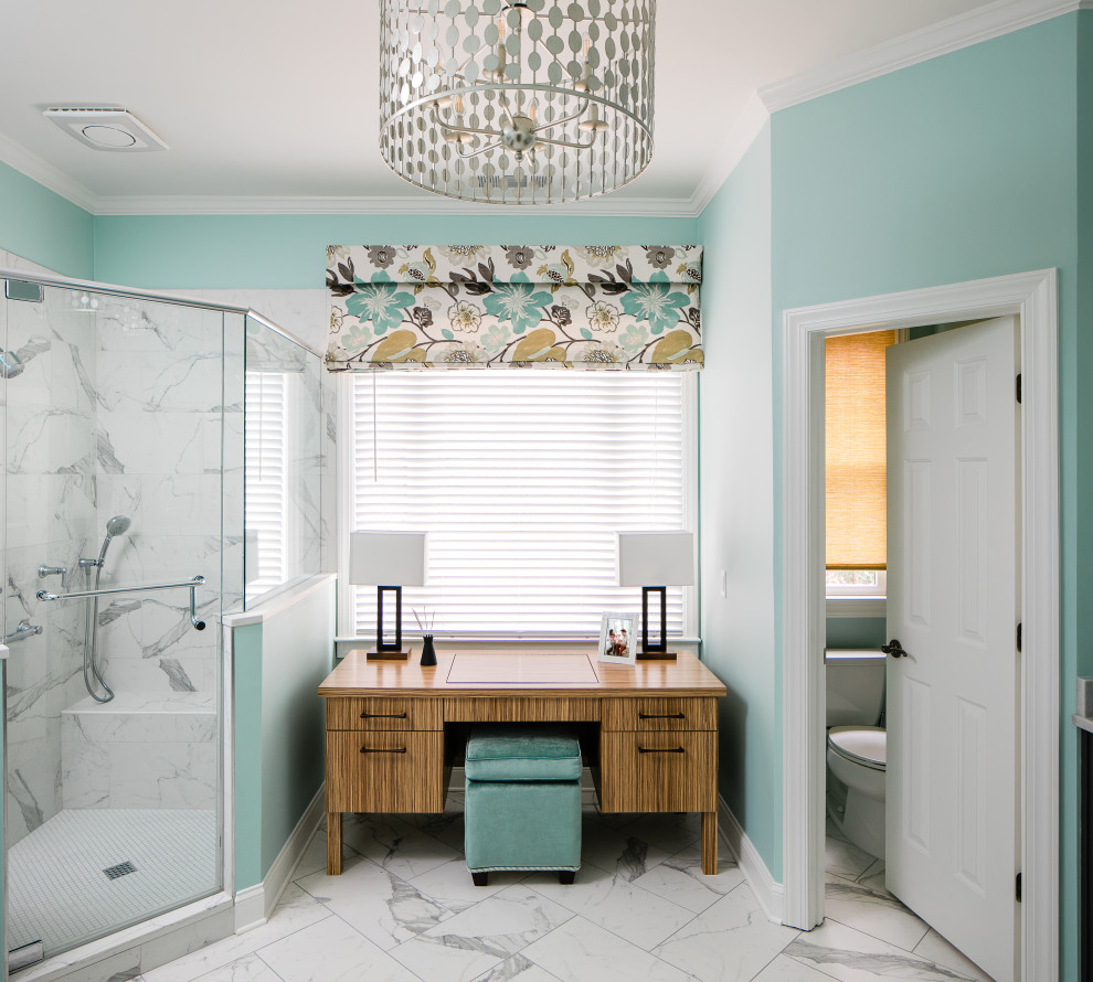 Idéer för ett stort klassiskt vit en-suite badrum, med luckor med infälld panel, grå skåp, en hörndusch, vit kakel, porslinskakel, blå väggar, klinkergolv i porslin, ett undermonterad handfat, bänkskiva i kvarts, vitt golv och dusch med gångjärnsdörr