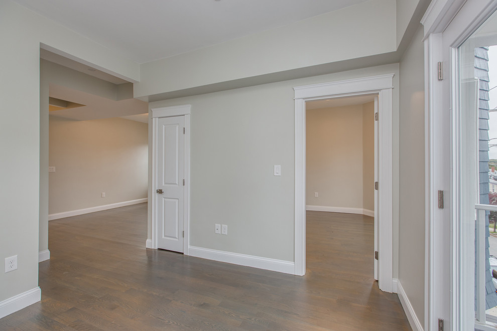 Example of a transitional entryway design in Boston