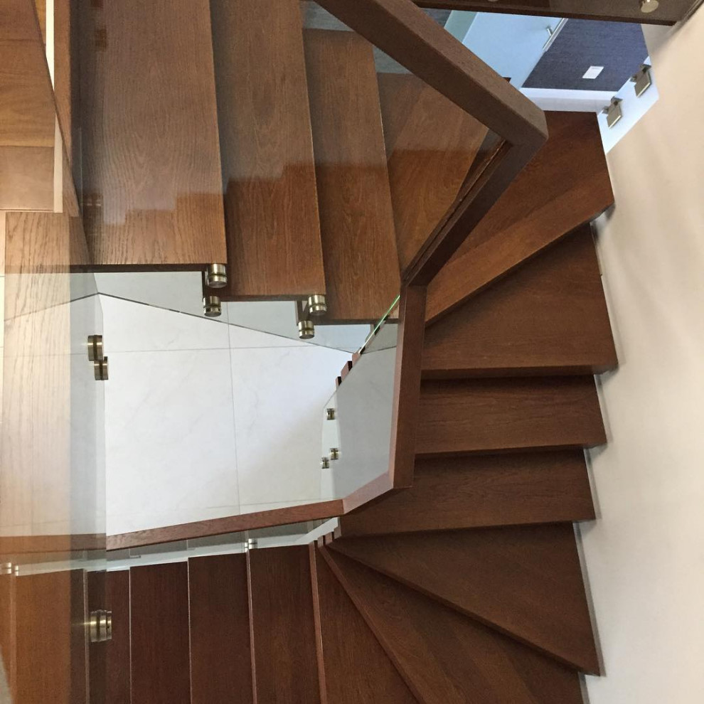 Лестница на центральном косоуре с дубовыми ступенями