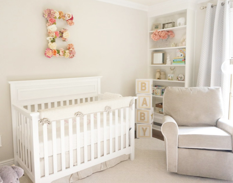ジャクソンビルにあるトラディショナルスタイルのおしゃれな赤ちゃん部屋の写真