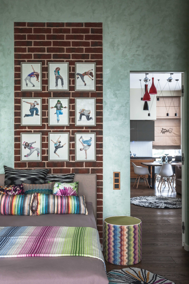 Imagen de dormitorio infantil industrial de tamaño medio con paredes verdes, suelo de madera en tonos medios, suelo marrón y ladrillo