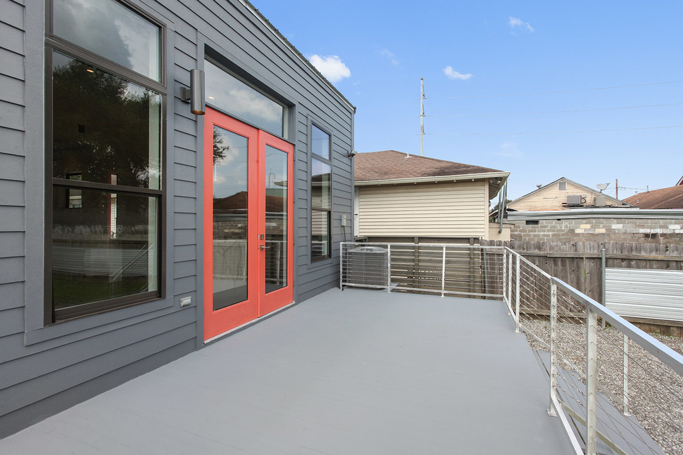 Foto di una terrazza moderna di medie dimensioni, dietro casa e a piano terra con nessuna copertura e parapetto in metallo