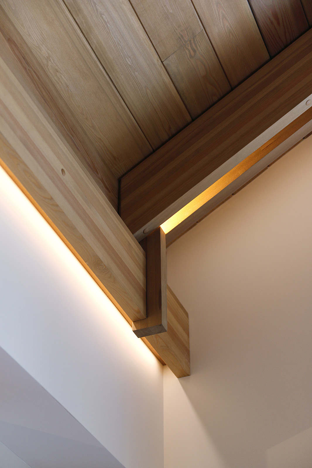 Просторная спальня в доме с деревянным потолком