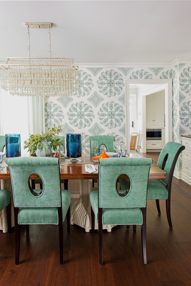 На фото: большая гостиная-столовая в классическом стиле с синими стенами, коричневым полом и обоями на стенах с